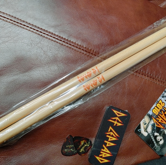 DEF LEPPARD SIGNED BAND PHOTO & VIP MEMORABILIA 2015 MIRRORBALL - Picture 3 of 13